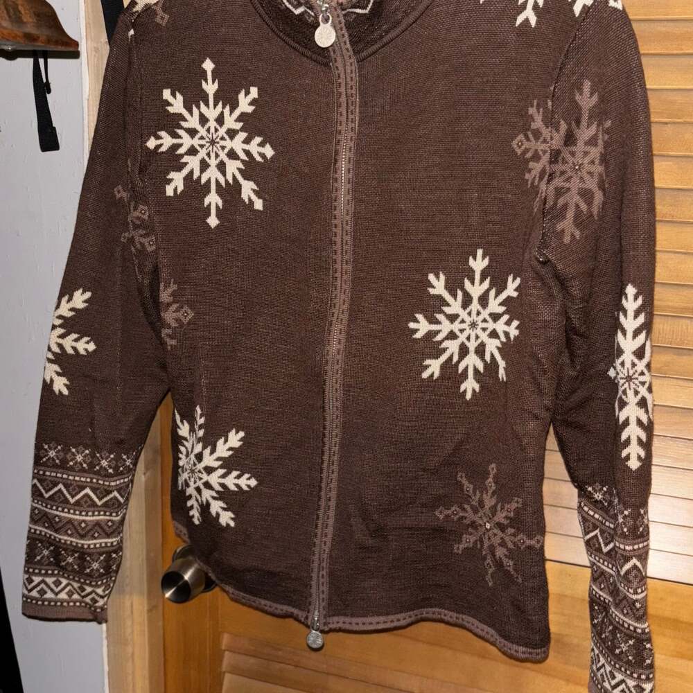 Neve Designs Maya Full Zip Sweater Women's - brown Snowflake Print - Medium